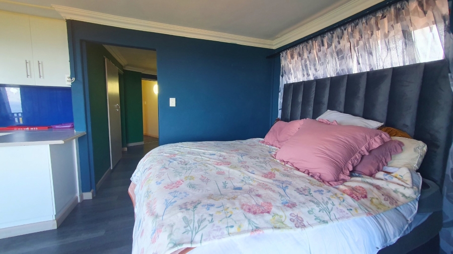 5 Bedroom Property for Sale in Herolds Bay Western Cape